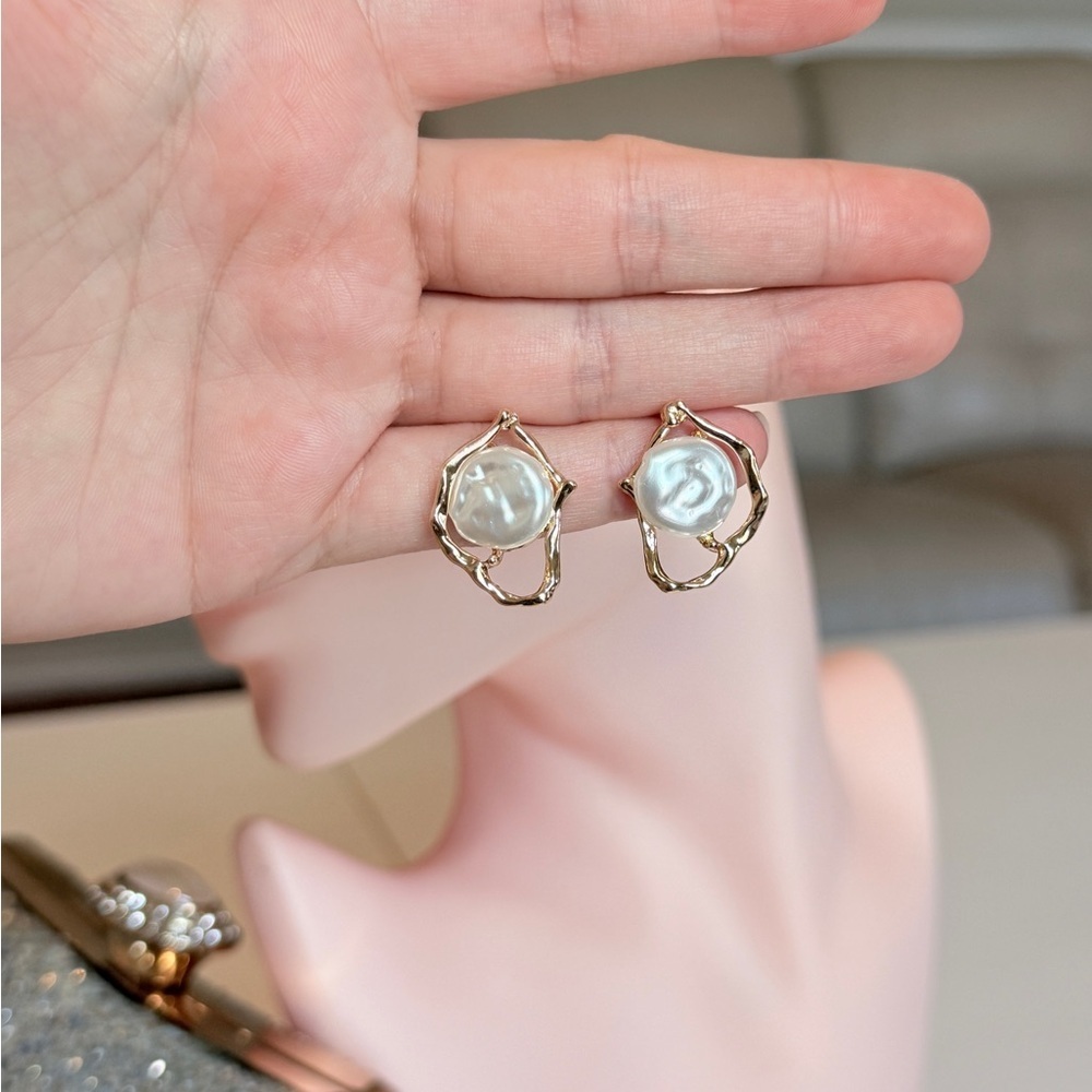 Minimalist Trendy Gold and Pearl Earrings - Picture 9 of 10